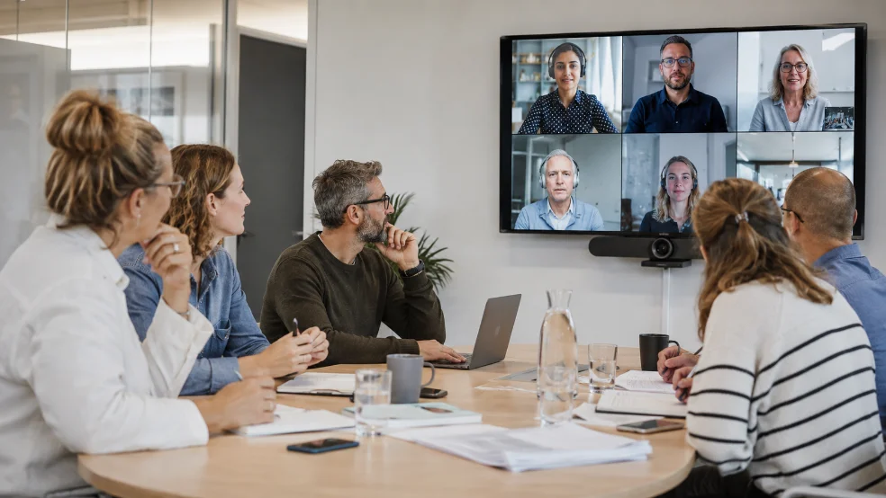 Hybride multidisciplinair overleg in een vergaderruimte